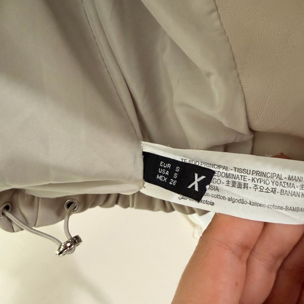 Women's Beige Puffer Vest- Chic & Cozy essential - Picture 6 of 8